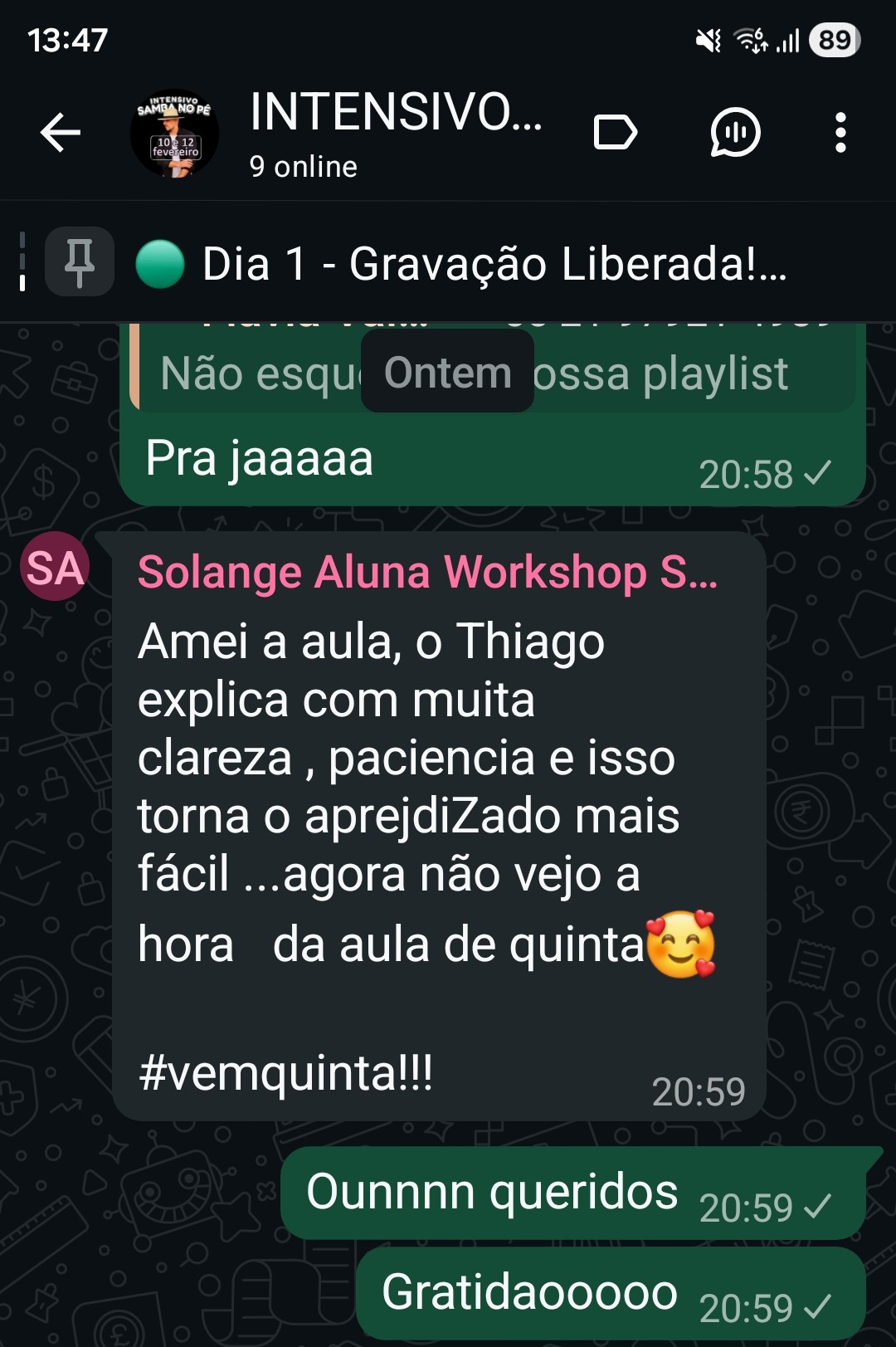 Aluna do workshop de samba no pé da Kasa da Dança elogiando o professor Thiago