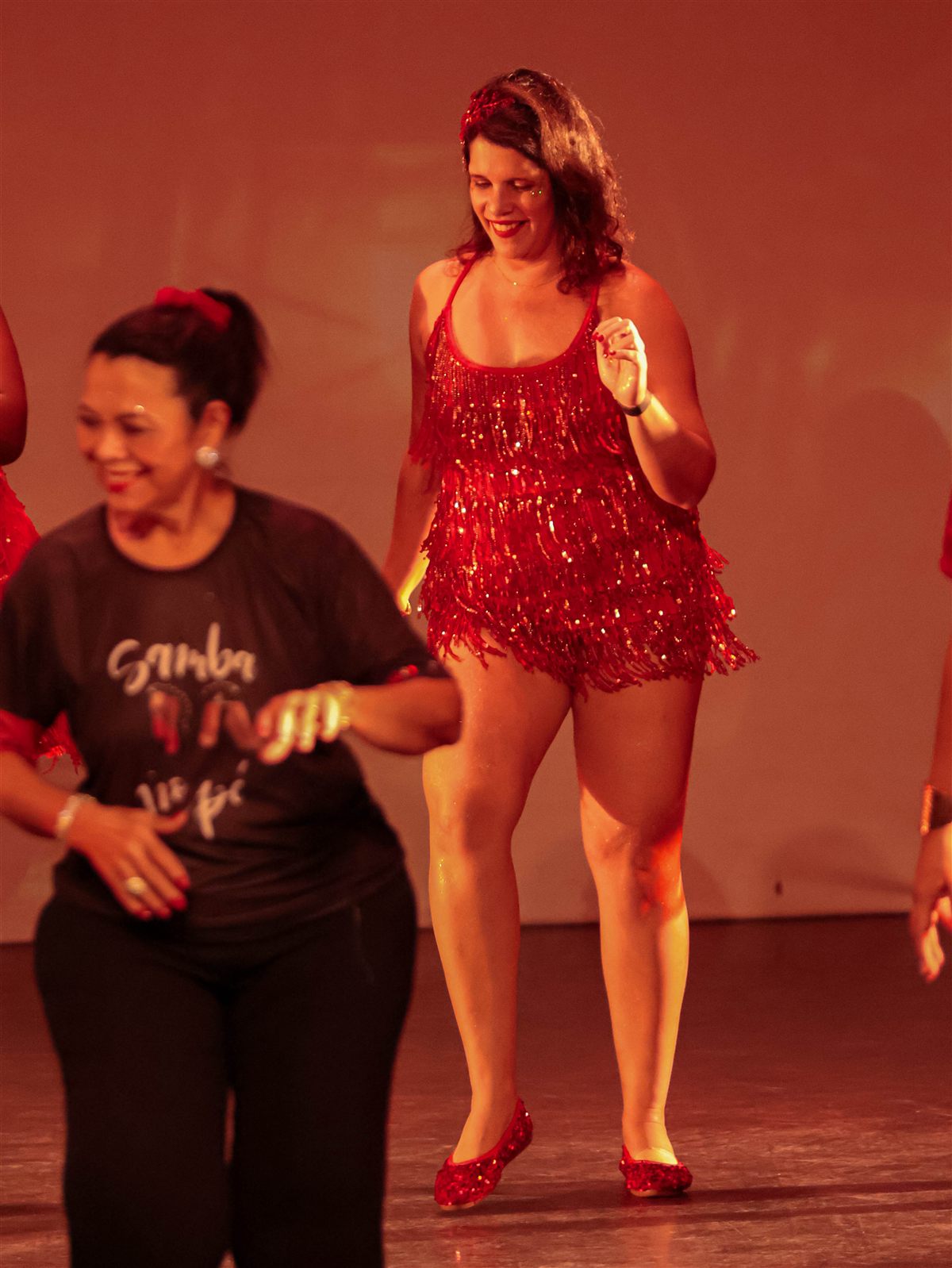 Alunas da Kasa da Dança dançando samba no pé no espetáculo