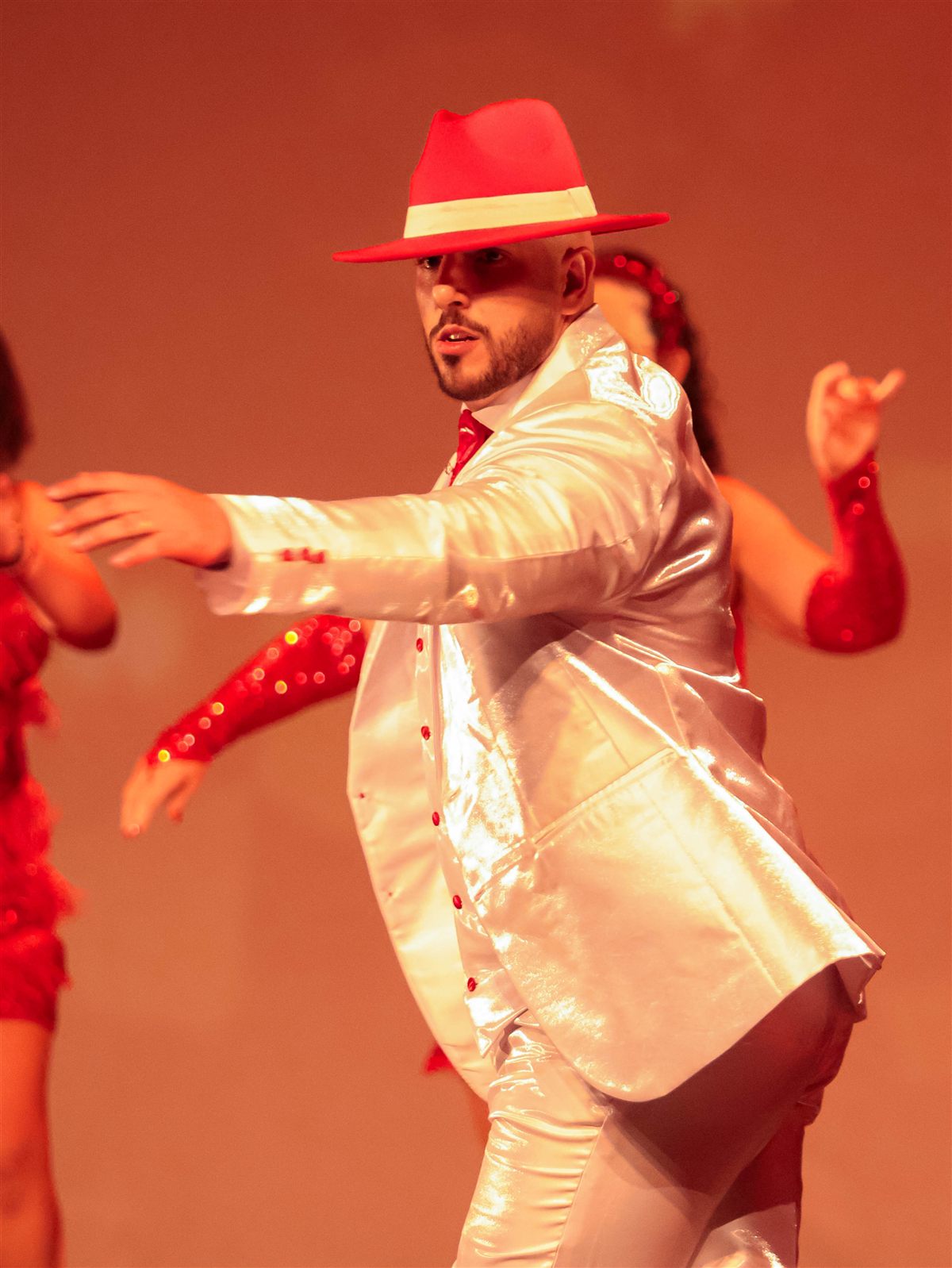 Prof. Thiago Oliveira em cena no espetáculo de samba da Kasa da Dança