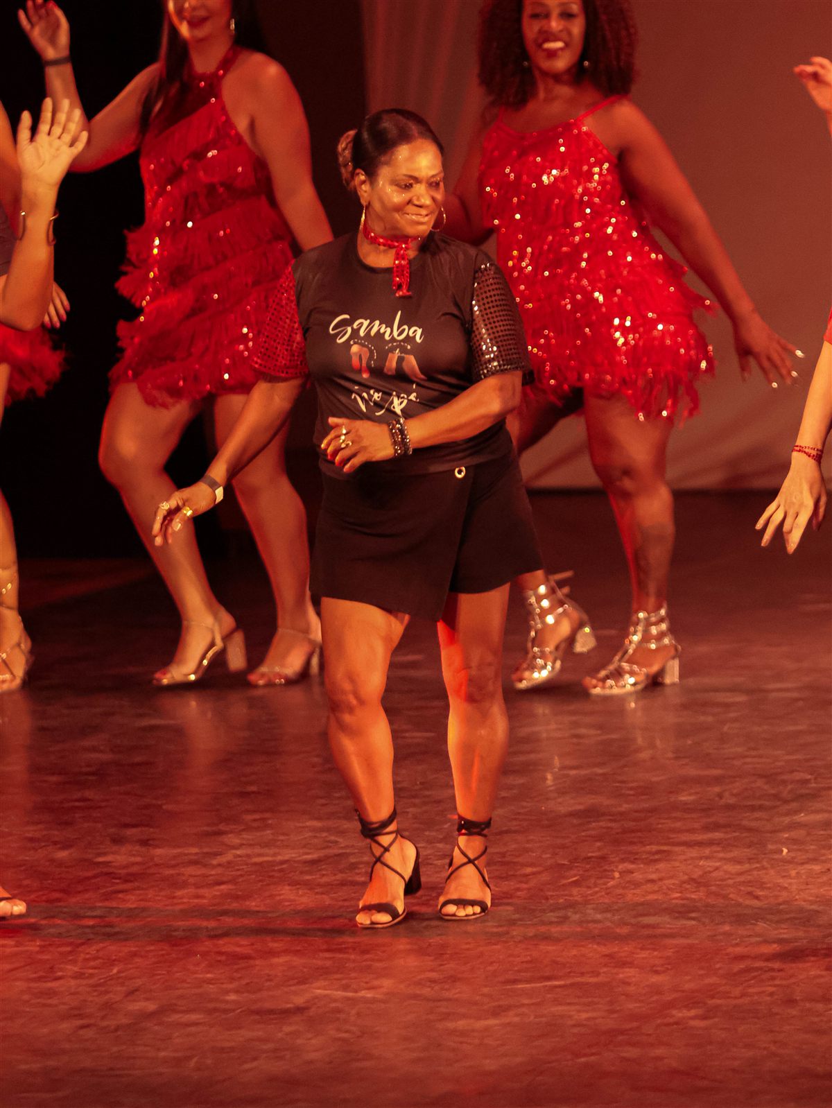Alunas da Kasa da Dança em apresentação de samba no pé
